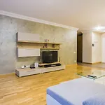 Incity Premium Garden Stay-central &private Terrace * 부쿠레슈티