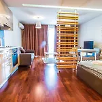 아파트 Incity Premium Garden Stay-central &private Terrace 부쿠레슈티