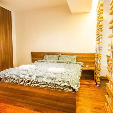 Incity Premium Garden Stay-central &private Terrace דירה